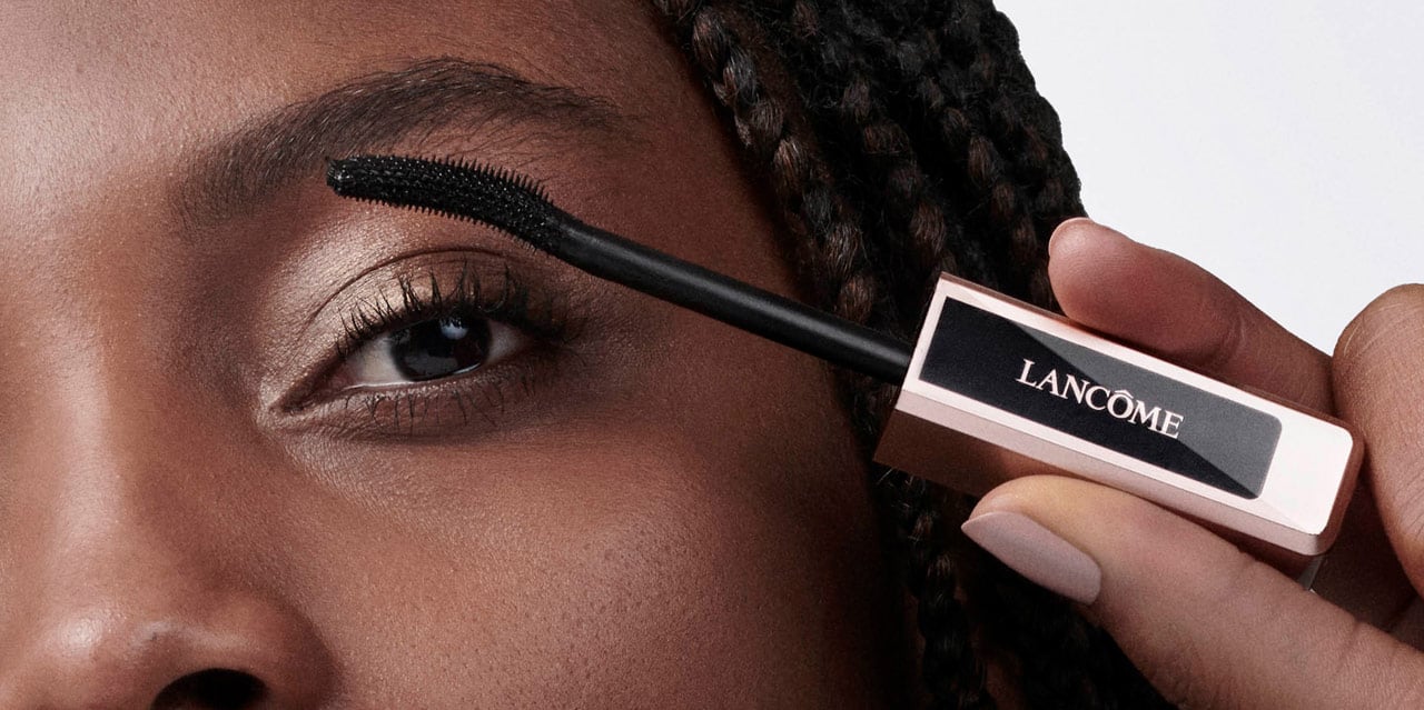 Woman applying lash idole lash lifting mascara for fluffy lashes